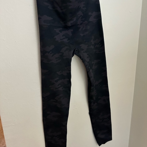 SPANX camo leggings size medium - Picture 5 of 6